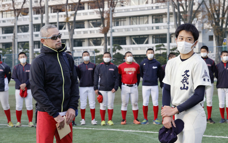 国学院久我山の指導に訪れたイチローさん（左）と言葉を交わす田村優樹さん＝東京都杉並区で2021年11月29日午後3時5分（代表撮影）