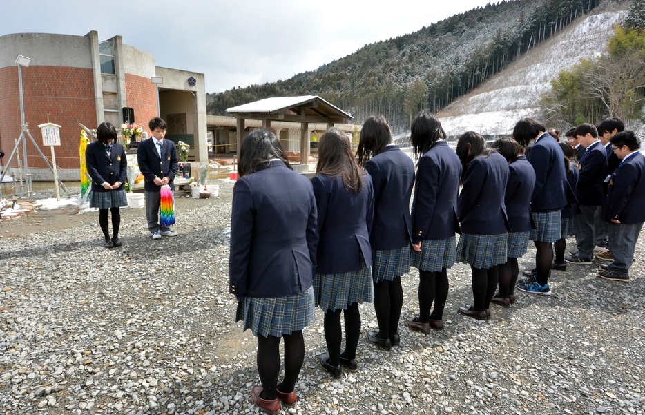 震災から3年、大川小を訪れた卒業生たち（写真：Natsuki Sakai／アフロ）