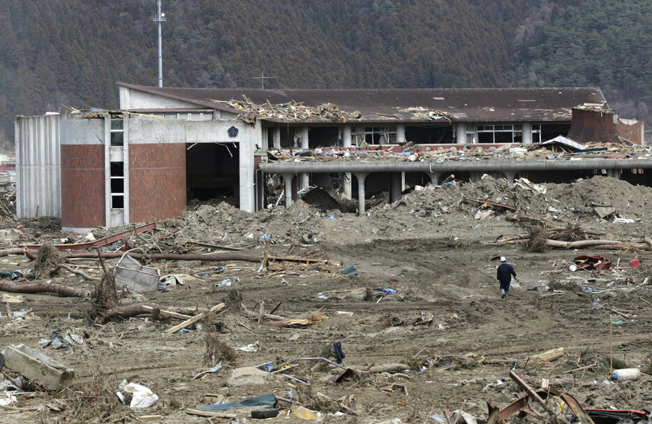 被災した大川小学校。津波は2階建ての校舎の屋根を乗り越え、裏山のふもとから約10メートルも駆け上がった（写真：ロイター／アフロ）