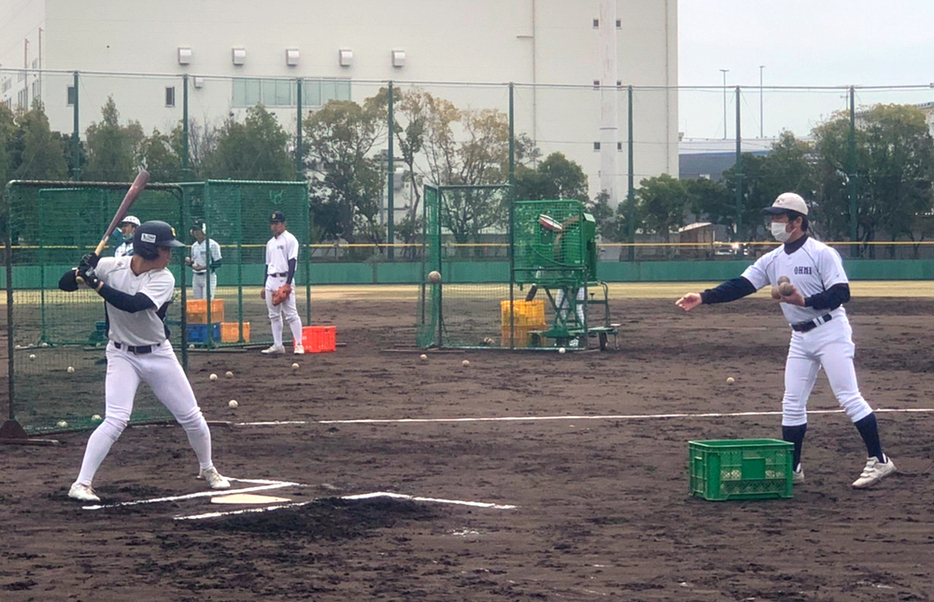 準決勝に向け練習に汗を流す近江の選手たち＝兵庫県西宮市の鳴尾浜臨海公園野球場で、同校提供