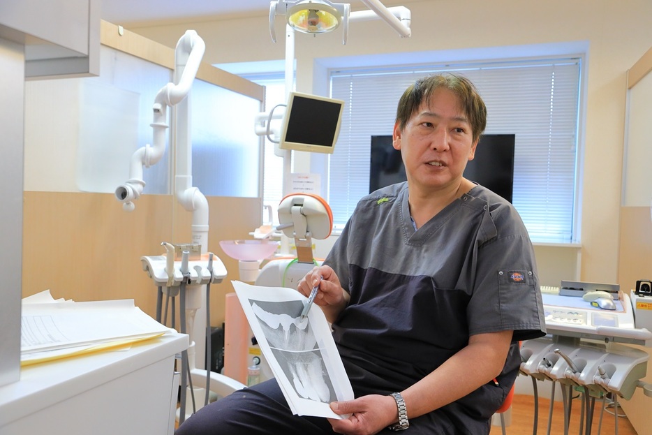 歯科医師の佐々木憲一郎氏。遺体の歯の治療痕とカルテで身元を特定したしていった（撮影：藤枝宏）