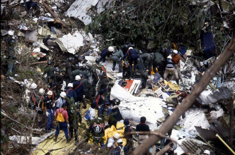 日航ジャンボ機が御巣鷹山に墜落（1985年8月13日、写真：Fujifotos／アフロ）