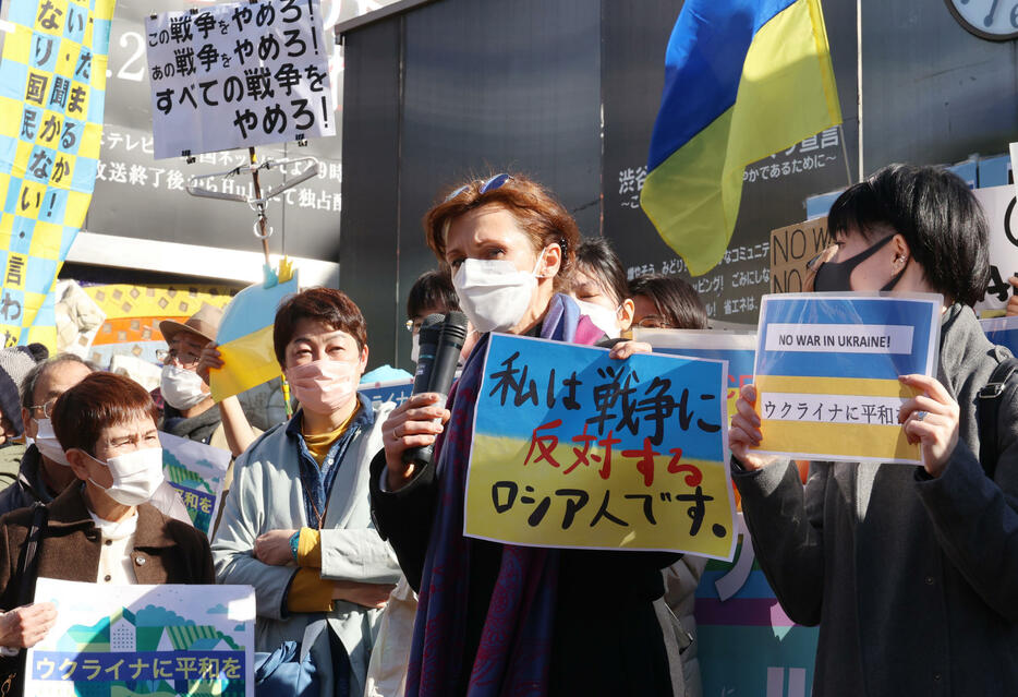 27日、東京渋谷で抗議デモが行われおよそ1000人が集まった（写真：つのだよしお/アフロ）