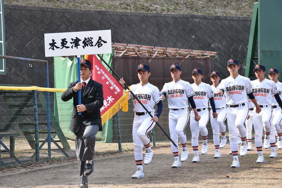 開会式で放映した行進を撮影する木更津総合の部員＝千葉県木更津市矢那で２０２２年３月９日、長沼辰哉撮影