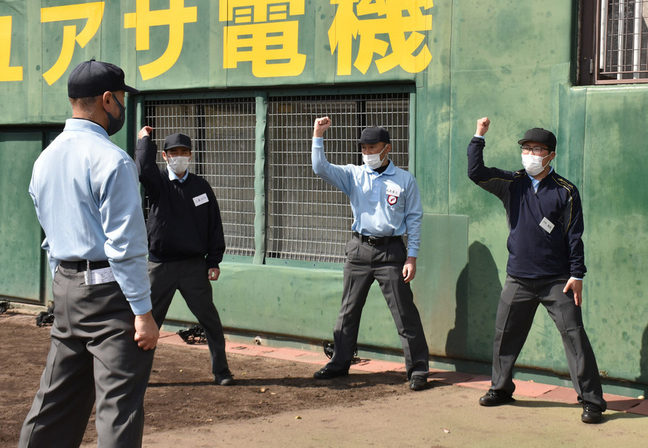 指導を受けながら「アウト」の動作を確認する新人審判たち＝京都市右京区のわかさスタジアム京都で、中島怜子撮影