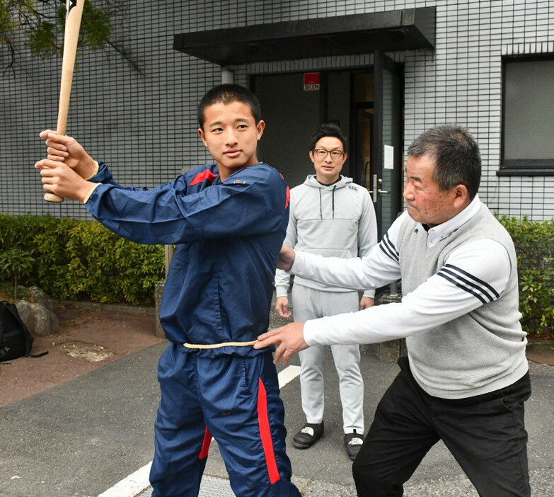 祖父勝水さん（右）から打撃フォームの指導を受ける三谷選手（左）と、見守る父高由さん＝高知市で2022年3月13日午後4時3分、小宅洋介撮影