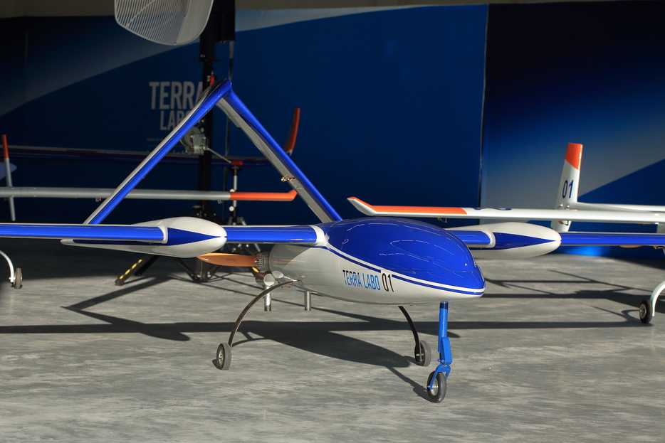 テラ・ラボが開発した翼長4mの固定翼型ドローン「テラ・ドルフィン」