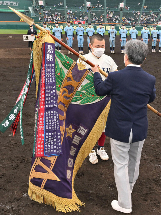 閉会式で優勝旗を受け取る大阪桐蔭の星子天真主将＝阪神甲子園球場で2022年3月31日、北山夏帆撮影