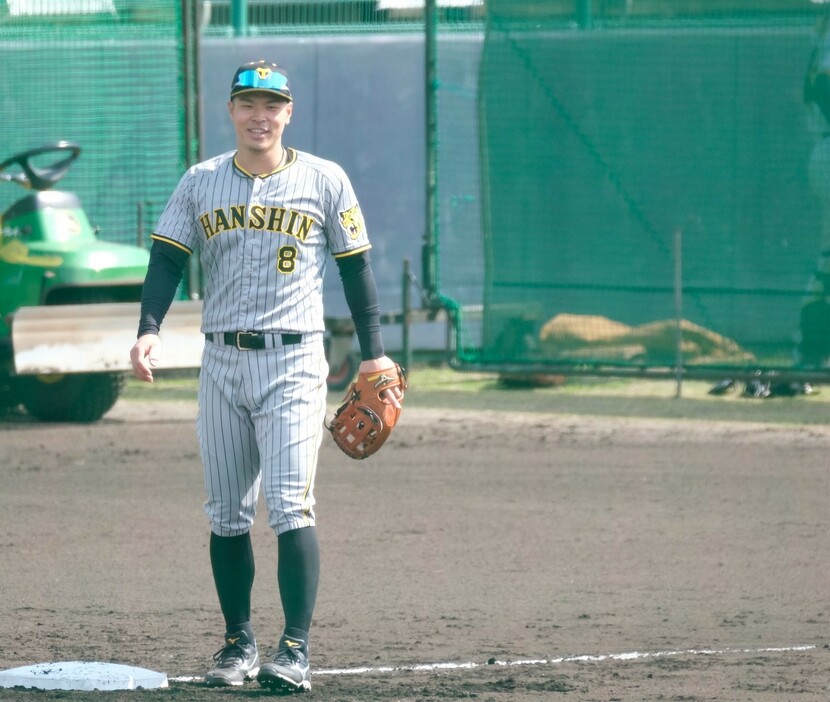 阪神の佐藤輝明が初めて二塁に挑戦。4度の守備機会を無難にこなして非凡さを披露した(資料写真・黒田史夫）
