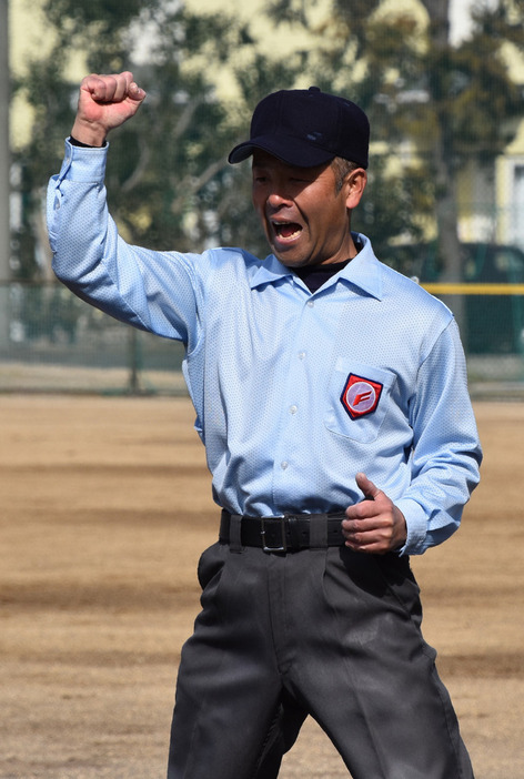 紅白戦の審判をしてセンバツに備える荒波宏則さん＝静岡県島田市の島田商高で２０２２年３月４日、山田英之撮影