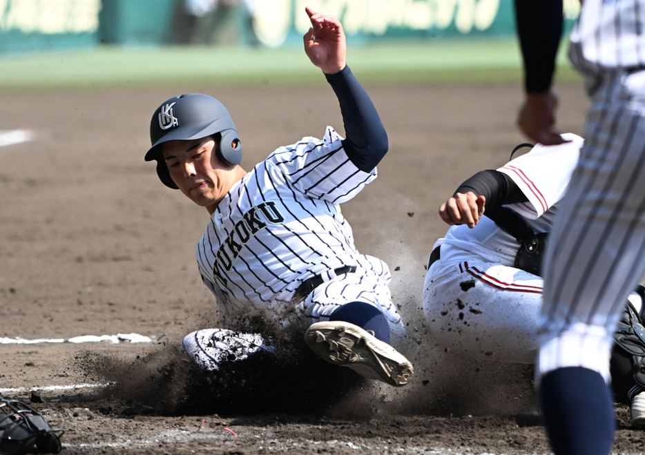 【九州国際大付―広陵】二回表九州国際大付２死満塁、黒田の右前打で三塁走者に続き白井が生還＝滝川大貴撮影