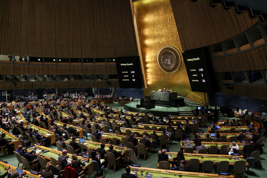 国連総会は緊急特別会合を開き、人道状況改善を求める決議を採択した（写真：ロイター/アフロ）