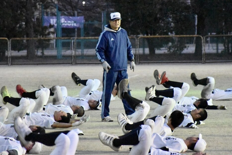 体幹トレーニングなど選手の指導をする牧野さん（中央）