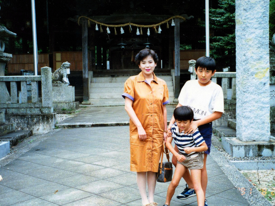 息子たちと淡路島の神社で（写真提供：本人）