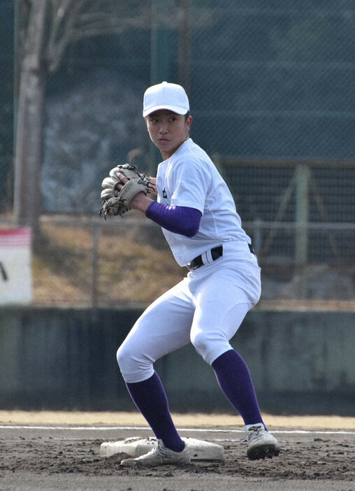 守備練習に取り組む中村律貴選手＝奈良県天理市の天理親里競技場で2022年2月12日午前10時7分、吉川雄飛撮影