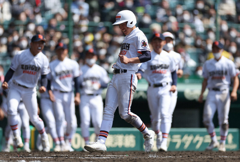 タイブレークに入った延長十三回、木更津総合は1死満塁から須永雄太の四球で山田隼が生還し、山梨学院にサヨナラ勝ち＝阪神甲子園球場で2022年3月21日、猪飼健史撮影