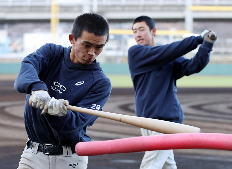 打撃練習する選手たち＝甲府市の山梨学院高砂田球場で２０２２年２月５日、幾島健太郎撮影