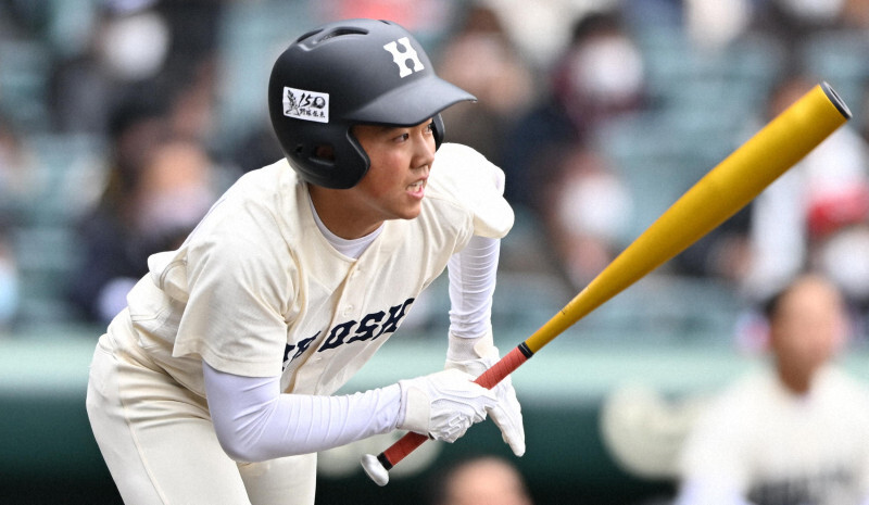 【丹生－広島商】一回裏広島商1死二塁、植松が中前適時打を放つ＝阪神甲子園球場で2022年3月23日、平川義之撮影