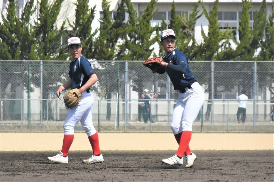 夏に向けて練習を再開した丹生の選手たち＝福井県越前町内郡の同校グラウンドで、大原翔撮影