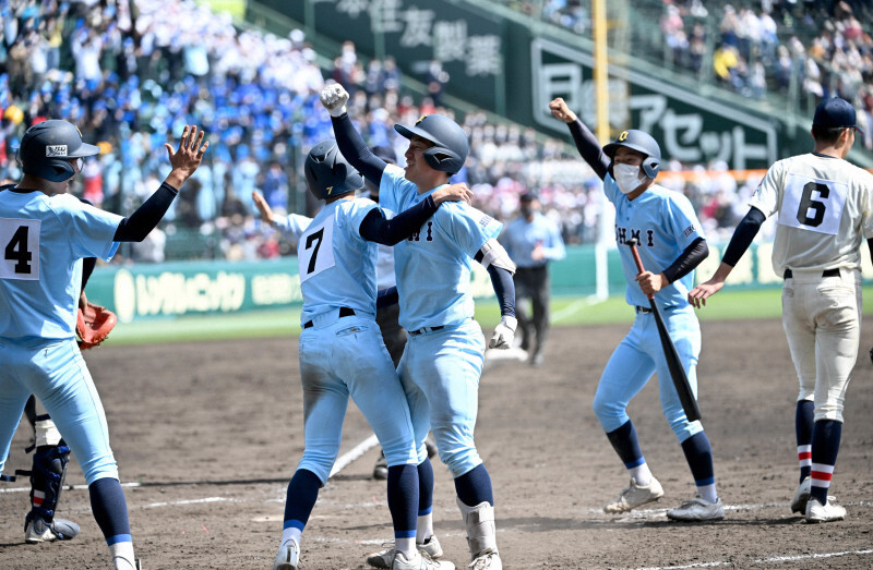 準決勝の浦和学院（埼玉）戦で、サヨナラ3点本塁打を放ち迎えられる近江の大橋（中央）＝阪神甲子園球場で2022年3月30日、平川義之撮影