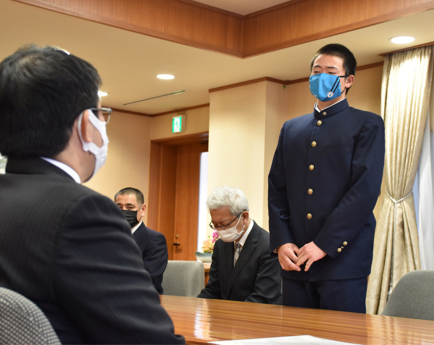 渡辺副知事にセンバツへの決意を述べる相沢主将（右）＝甲府市丸の内１の県庁で２０２２年３月１０日、田中綾乃撮影