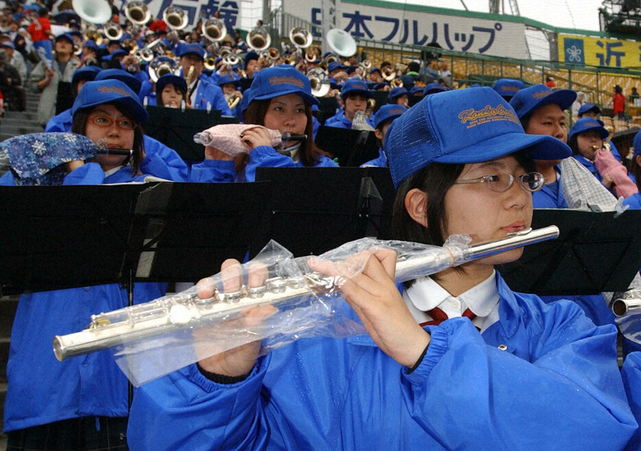2002年のセンバツで演奏する金光大阪吹奏楽部＝2002年3月29日、大西達也撮影