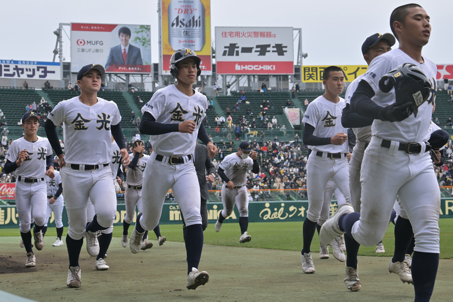 【金光大阪―近江】近江に敗れ、グラウンドを後にする金光大阪の選手たち＝兵庫県西宮市の阪神甲子園球場で、北山夏帆撮影