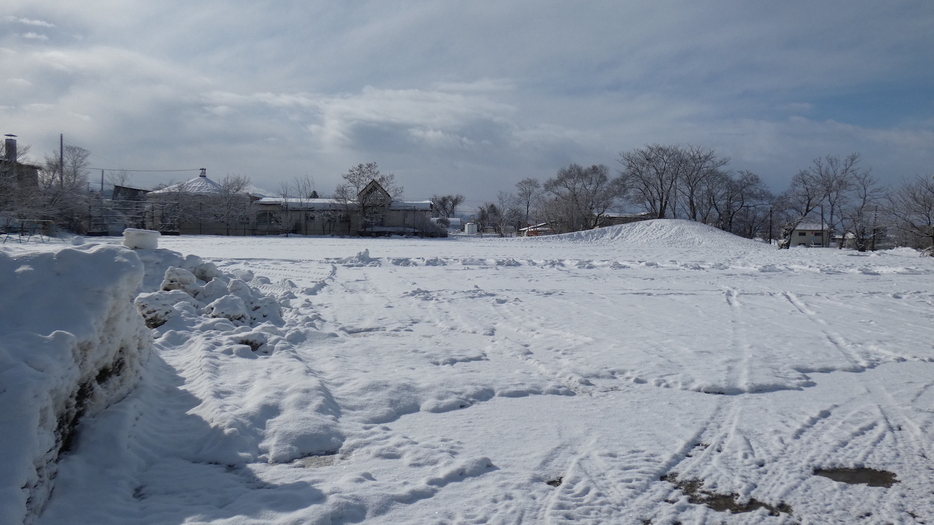 雪で覆われた大熊町立学校の校庭