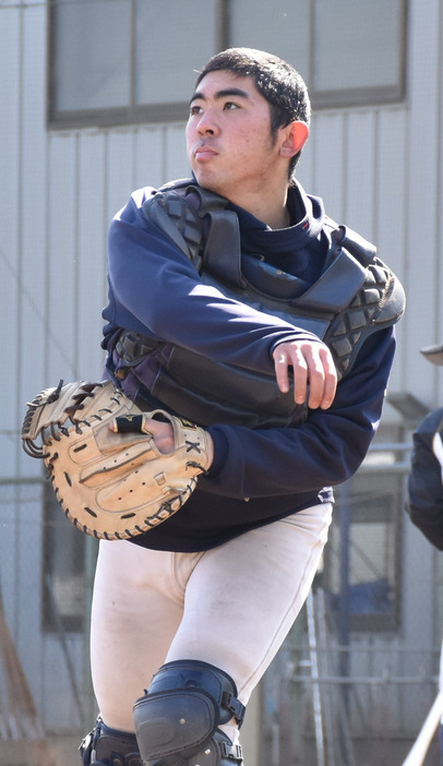 送球練習をする藤井優太捕手（２年）＝甲府市の山梨学院高砂田球場で２０２２年２月２７日、田中綾乃撮影