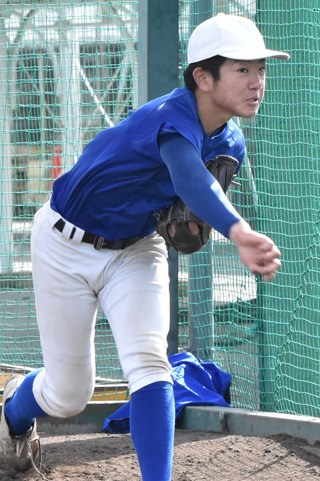 相良歩夢投手（２年）＝和歌山市森小手穂の和歌山東のグラウンドで、橋本陵汰撮影