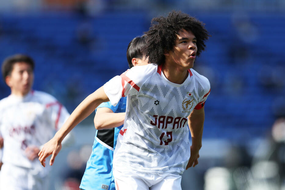 パリ五輪を目指す合宿メンバーに高校生DFのチェイス・アンリが抜擢された（写真：森田直樹/アフロスポーツ）