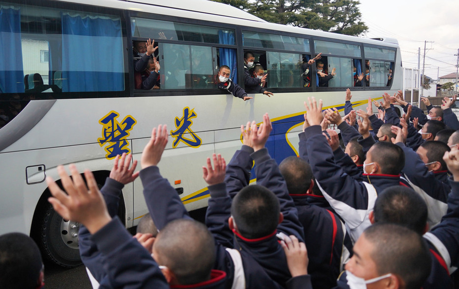 激励を受けながら見送られる聖光学院の選手たち＝伊達市の同校で２０２２年３月３日、玉城達郎撮影