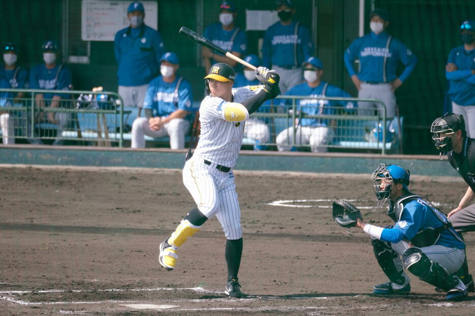 2年目にして阪神の4番に座る佐藤輝明。チームのキーマンだ(写真・黒田史夫）