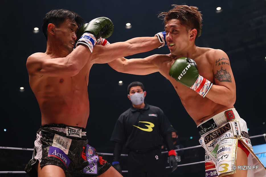 皇治(右）はパンチを主体に攻めた（写真・RIZIN FF)