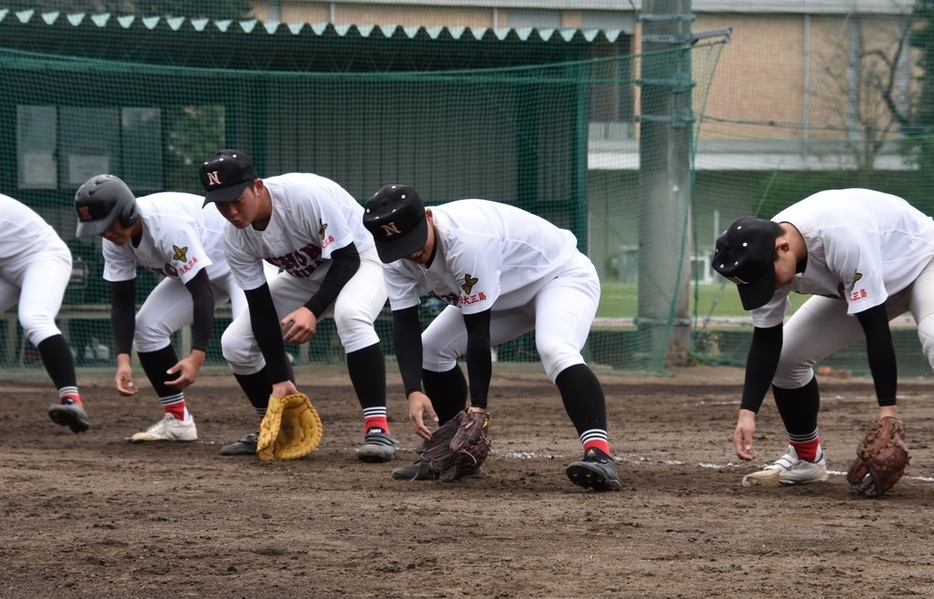 「ノーエラーノック」で”罰走”を課される選手たち＝＝静岡県三島市の日大三島高校で２０２２年１月３０日、深野麟之介撮影