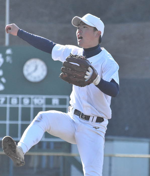 渡辺陸内野手（２年）＝千葉県木更津市矢那で２０２２年１月２２日、長沼辰哉撮影