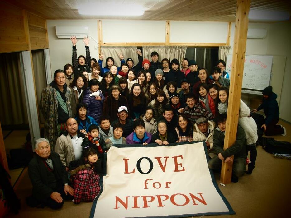 2013年3月、福島県郡山市の仮設住宅にて（提供：LOVE FOR NIPPON）