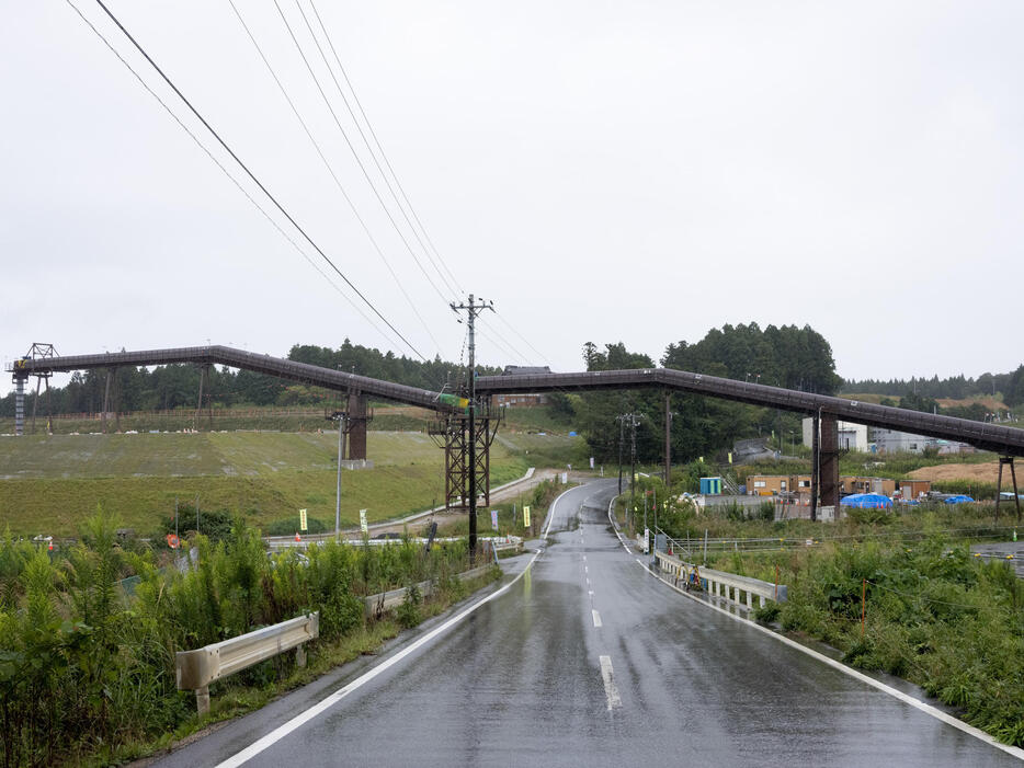 双葉町内の中間貯蔵施設。ベルトコンベアーで汚染土が運ばれる（2021年9月）