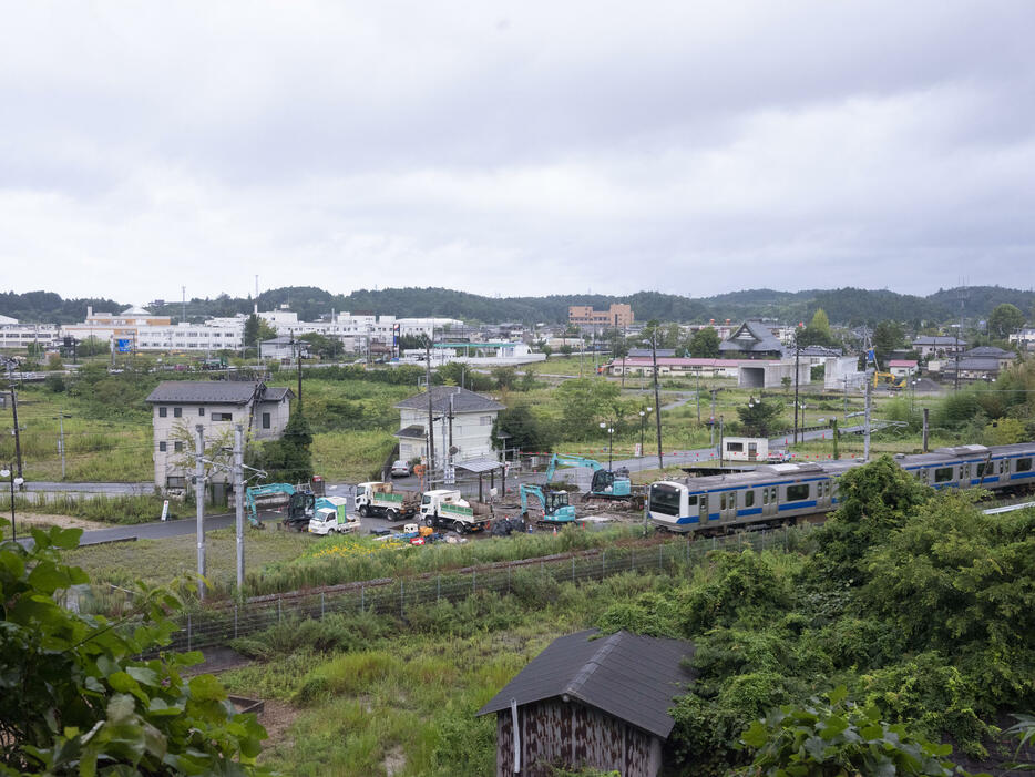 家屋の解体が進む街中を通るJR常磐線（2021年9月）