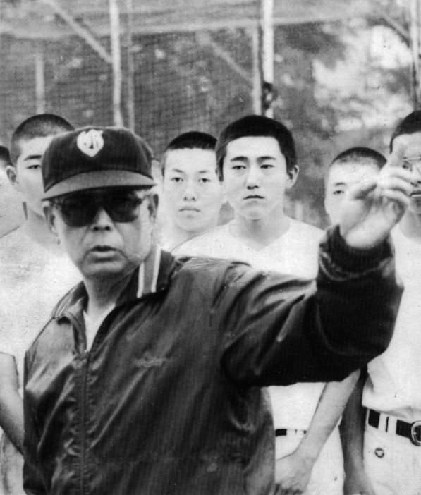 浦和学院ナインを指導する野本喜一郎さん＝１９８５年７月