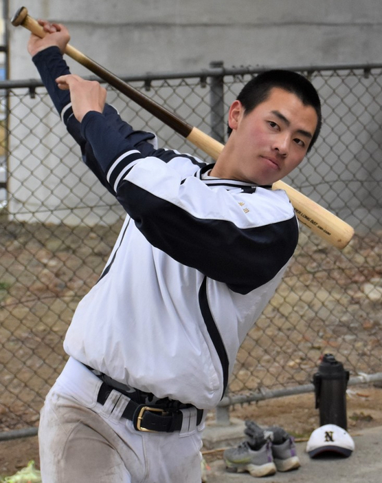 井川欧莉外野手（２年）＝徳島県鳴門市撫養町斎田で、国本ようこ撮影