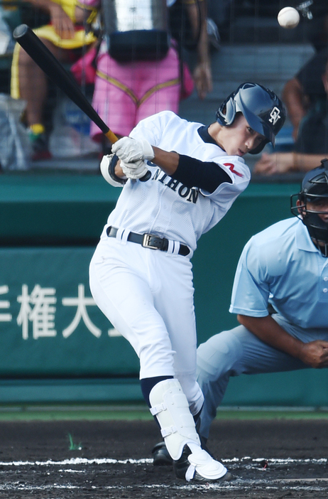 ２０１４年夏の甲子園に出場し、初回に中前打を放つ大垣日大の種田真大副部長＝阪神甲子園球場で２０１４年８月１２日、喜屋武真之介撮影