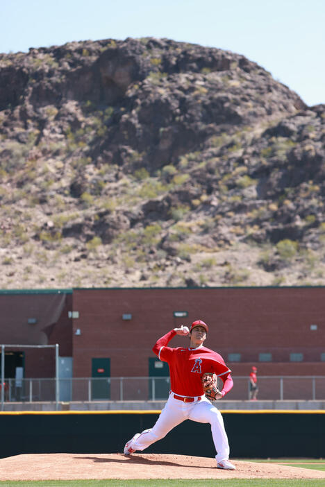 大谷翔平がキャンプイン。二刀流の順調な調整ぶりをアピールした(写真・スポニチ/アフロ）