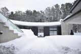 雪に覆われたACAC。世界的な建築家安藤忠雄さんが設計した＝2022年1月13日撮影