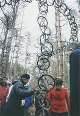 ACACの敷地内に設置された青木野枝さんの野外彫刻作品「雲谷Ｉ」＝2002年
