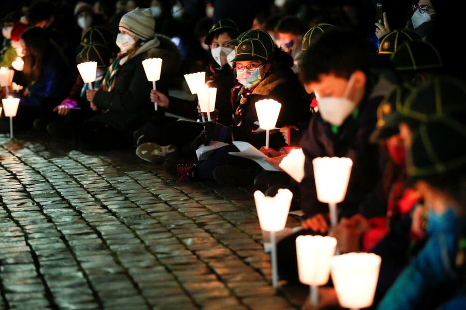 ウクライナの平和を祈る人々。バチカン市国のサンピエトロ広場（写真：ロイター／アフロ）