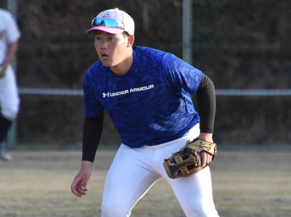 現在は山岸ロジスターズ（島田市）で現役を続ける、日大三島ＯＢの今野勇斗さん＝静岡県牧之原市の島田信用金庫グラウンドで２０２２年３月１６日、深野麟之介撮影