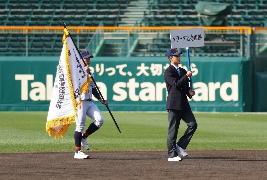 開会式のリハーサルで行進するクラーク記念国際の白取太郎主将（左）ら＝兵庫県西宮市の阪神甲子園球場で２０２２年３月１７日、岩本一希撮影