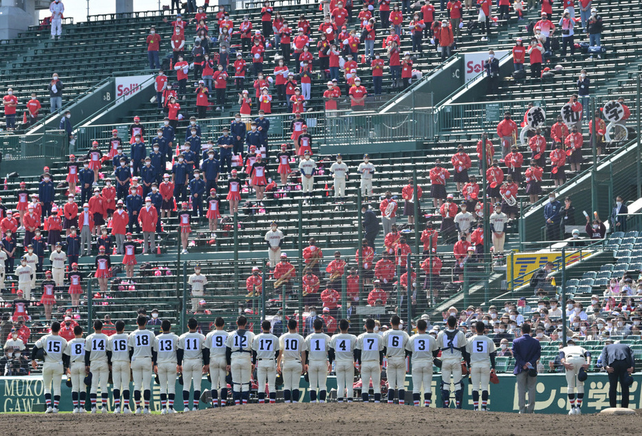 【浦和学院―近江】近江に敗れ、アルプススタンドにあいさつをする浦和学院の選手たち＝阪神甲子園球場で２０２２年３月３０日、北山夏帆撮影