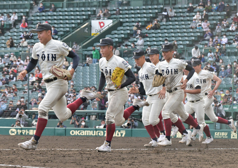 国学院久我山（東京）を降して決勝進出を決め、アルプススタンドに向かって駆け出す大阪桐蔭の選手たち＝阪神甲子園球場で2022年3月30日、北山夏帆撮影